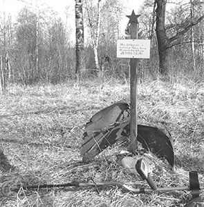 Памятный знак в лесу под Клусово
